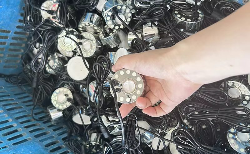 Replaceable ultrasonic mist disc basket